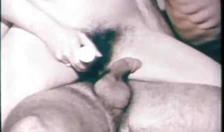 L'uomo leccato figa appetitoso madre in pantaloni blu gratuito xxx davanti agli occhi di un amico
