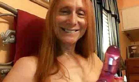 Giovane lesbica laid vicino su il grigio pillow e fatto vaginale Fisting filmsexi gratis
