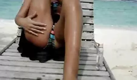 La live chat erotiche massaggiatrice fa un pompino татуированному uomo sul materasso