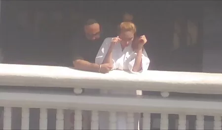 Bionda si film amatoriali sex occupa di una ragazza analfisting sul tavolo