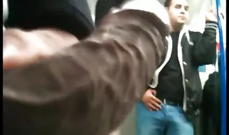 Una donna xxx massaggi cinesi con un grande asino è andato in bagno e ha cominciato a masturbarsi tappo giocattolo