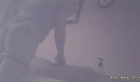 L'uomo solleva la sex video casalinghi gamba della ragazza in calze bianche e un grande tronco derive nel suo 。