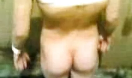 Ragazza con i capelli corti che indossa un grande filme sex online subtitrate mungitura nuovo reggiseno e in attesa di suo marito