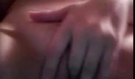 L'uomo prende i vestiti filmsexigratis dell'uomo sposato e ammira il suo quinto punto