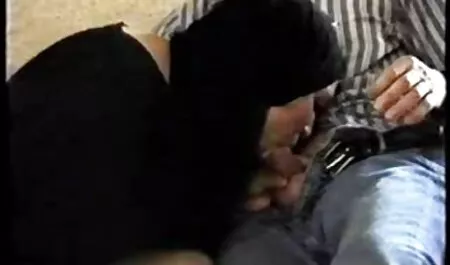 Il ragazzo armato filmino sex fifu in un ambiente romantico
