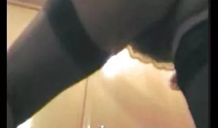 Lungo haired bambino xxx massaggio scopa con un amico su il grande letto