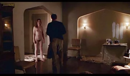 Coppie spogliarsi e impegnarsi in Sesso porno masina di gruppo sulla macchina fotografica