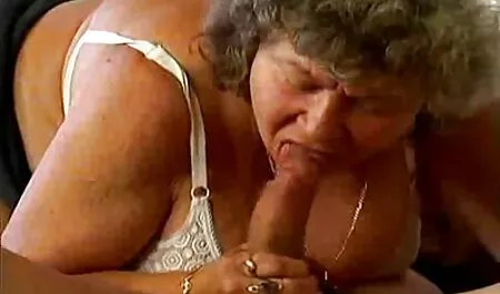 Sottile ragazza in calze cavalca video sex in lingua italiana un grande amico sulle scale