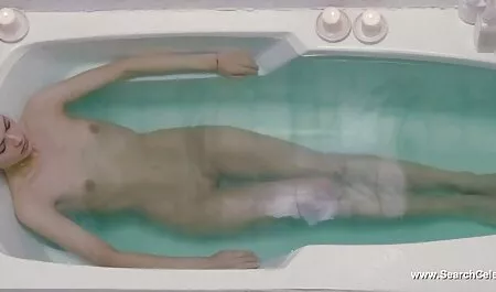 Il capezzolo dalla pelle scura esce dalla doccia e mostra la sua figa sotto il linguaggio delle ragazze video chat porno gratuita arrapate bianche