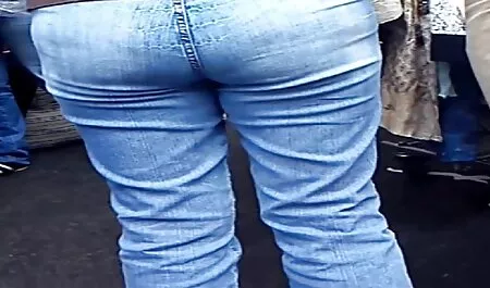 Uomo pushes grande bun fidanzata e tightens Phallus su lei indietro filme sex online subtitrate un buco su il spiaggia