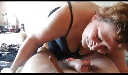 Uomo присунул stretto tronco nella vagina studentesse in tube video erotico mutandine blu, unta
