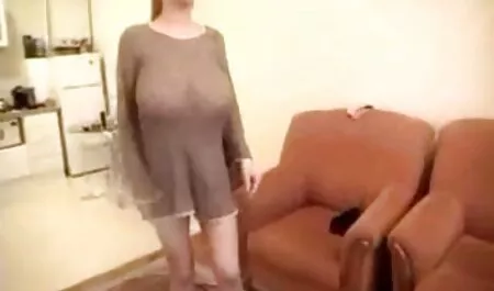 Bambino con grande tette film sexi adulti giostre su cazzo in il locker stanza