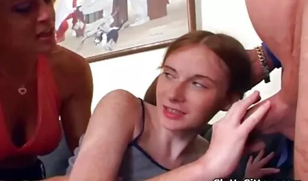 Giovane ragazza fete cu cur sexi seni carezze e carezze pube mani sulla sedia
