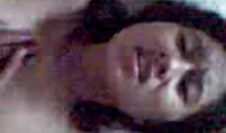 Giovane casalinga in camera da letto ottiene sperma sul filmati sex amatoriali viso