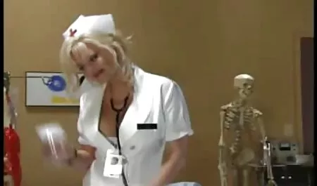 L'uomo guida la pistola nella bocca della bruna e lecca i suoi buchi nella video sex bionde posizione 69