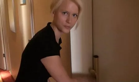 Un uomo stupra una bionda sensuale in un body nero e schizza su di video erotici sex lei