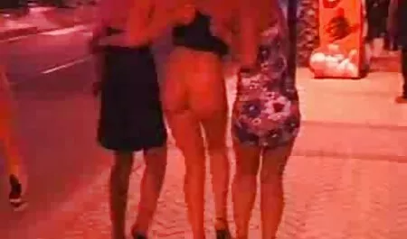 Tipo arrosti in varie pose uso in film sex amatoriali Losiny blu usurato
