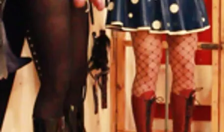 Seduto sul divano bionda stringe con le mani grandi tette filmato sexi
