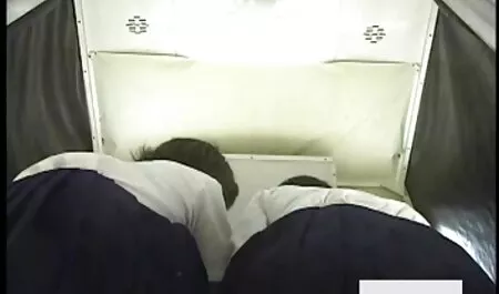 Madre senza reggiseno parla con la sua ragazza e appare appeso futai filmat ascuns seni prima 。