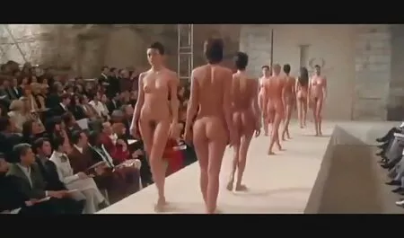 Giovane ginnasta si sedette sul nudo filmespormosgratis bilanciamento su due sedie