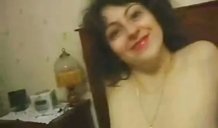 La coppia bacia intimamente e fuma a video sex asiatiche letto dopo una piacevole vicinanza