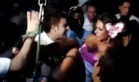 Il ragazzo scopa la ragazza tra i seni sex pula in cur