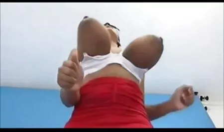 Mamma in camicetta rossa seduce un giovane ragazzo e prima di lui nudo grande mungitura film gratis xnxx