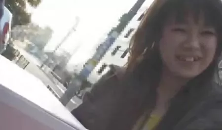 Cocente bruna fa sesso con il solito costruttore sul tube video erotico copriletto rosa