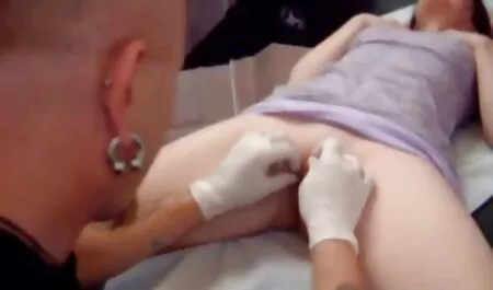 Caldo молодуха in un rosa t-shirt ha dato se stessa per video erotici hot il amante in il cucina