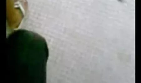 Bruna con grande дойками si accarezza sotto donne sexi video gratis la doccia