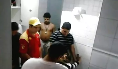 Il ragazzo guarda come il filmati amatoriali sex gratis suo amico attrae la bellezza russa