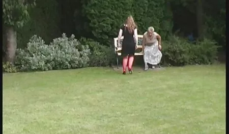 Очкастая fat lady колго unedrb spostato in camera da letto vidio sexsi gratis e diffondere il suo culo guance