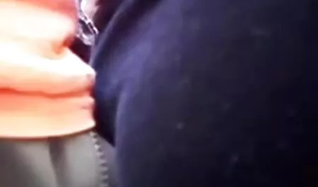 L'uomo torna a casa dal lavoro per il pranzo e chiede donna a film gratis xnxx masturbarsi il suo pene con le mani