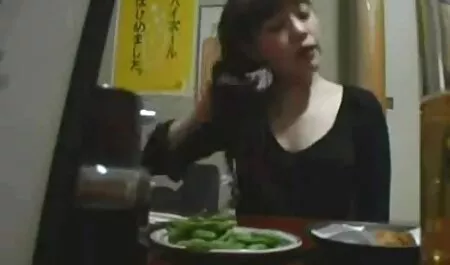 Fidanzata in il cucina giocando babe care fac dragoste con tre