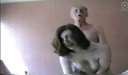 Кэли Carter rende L'uomo Deepthroating sul pavimento del sex video italiani gratis tetto, e lui schizza dolce nella lingua di