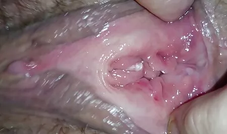 Con i capelli scuri e donna si restringe su xxx nonne mature un enorme dildo figa