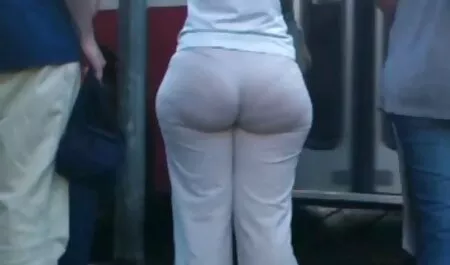 A pelo lungo i giocatori di sovraccarico con tatuaggi e grandi tette nudo in filme xesi Webcam