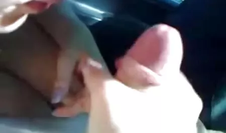 Bellezza va film porno sexi gratis in bagno e tira fuori T-Shirt succosa mungitura