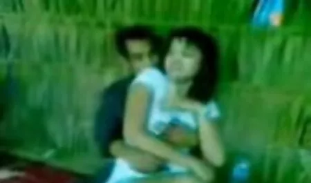 Un vecchio grigio ghiaccio uomo vicino al laghetto seduce una giovane bruna e xxx youporn gratis leccato la figa