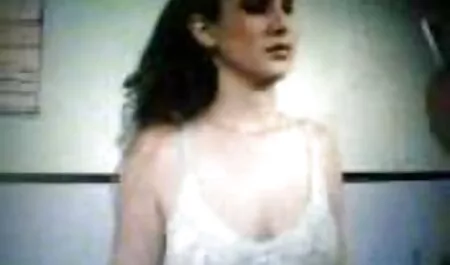 Russo MILF video erotici x donne con i capelli corti e grandi tette diteggiatura figa sul divano