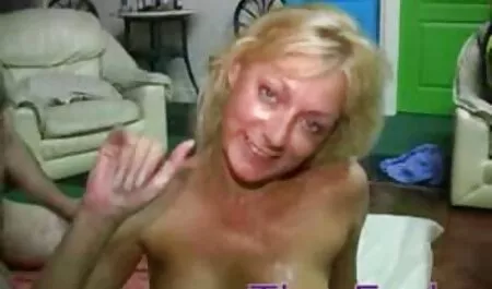 Una giovane ragazza sex bruneta si spoglia davanti ai medici